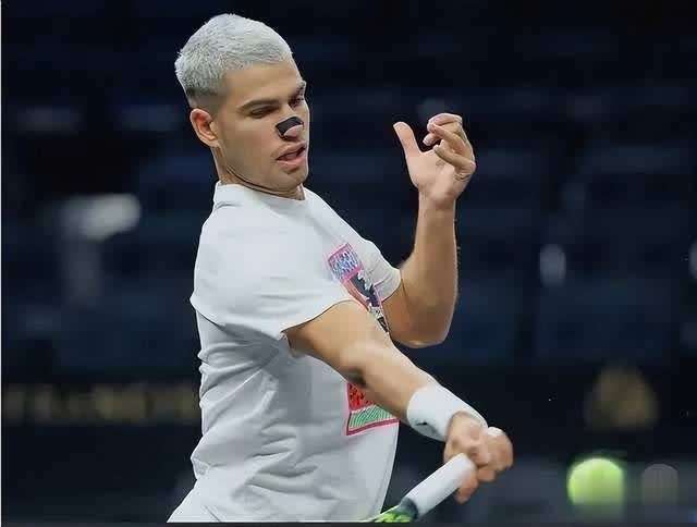 包含法国网球队碾压西班牙网球队，费德勒送出助攻的词条