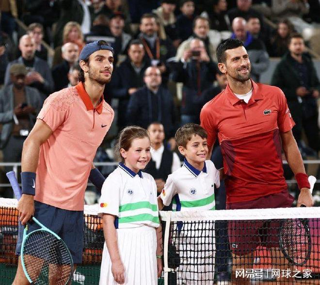 包含法国网球队碾压西班牙网球队，费德勒送出助攻的词条