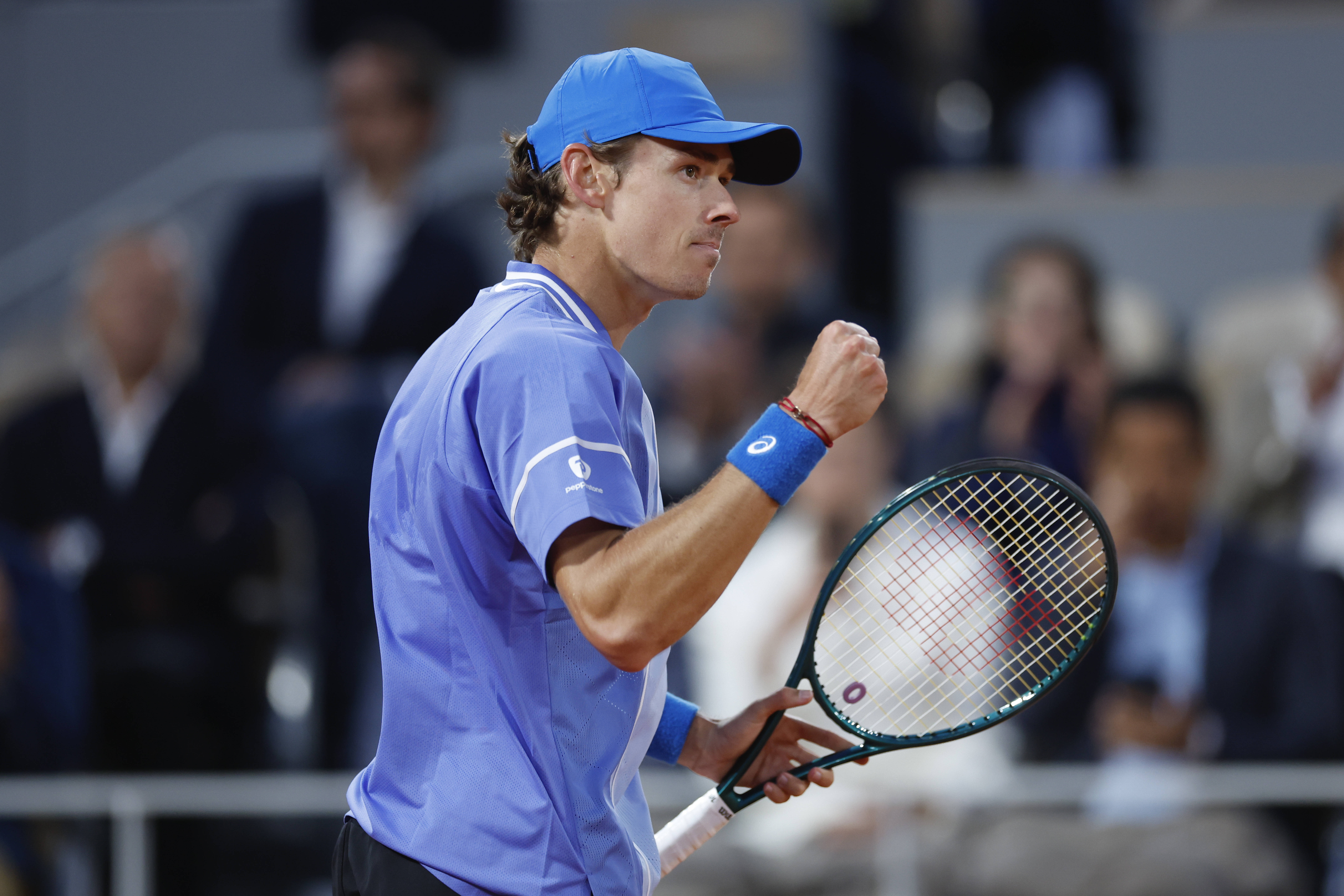 法国网球队翻盘英国网球队，兹维列夫三分雨点燃全场