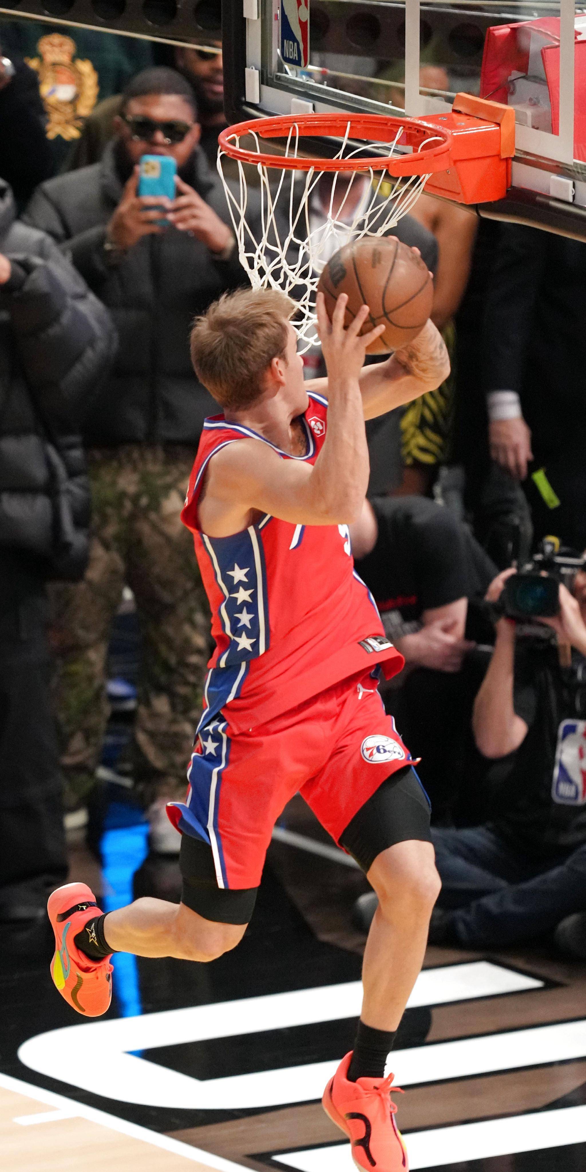 球员个人表现在篮球场上闪耀的简单介绍