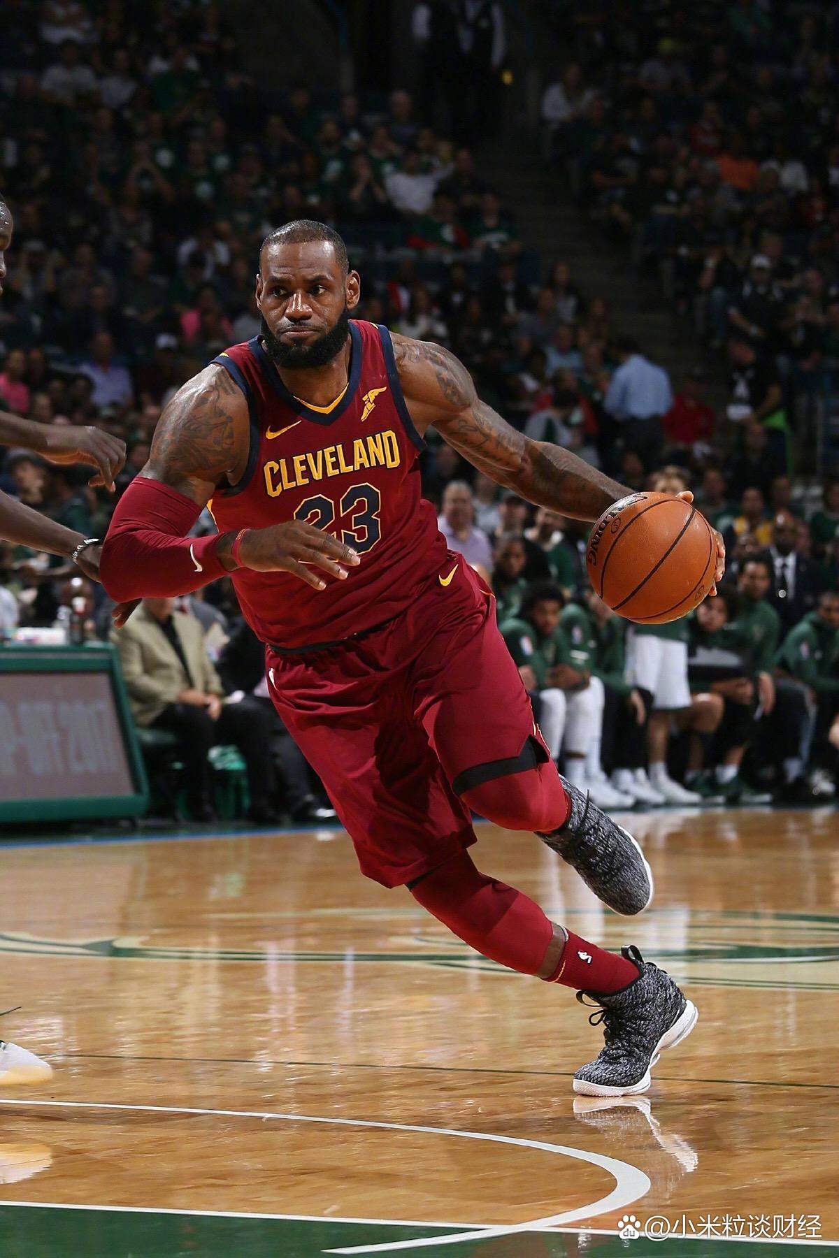 球员个人表现在篮球场上闪耀的简单介绍