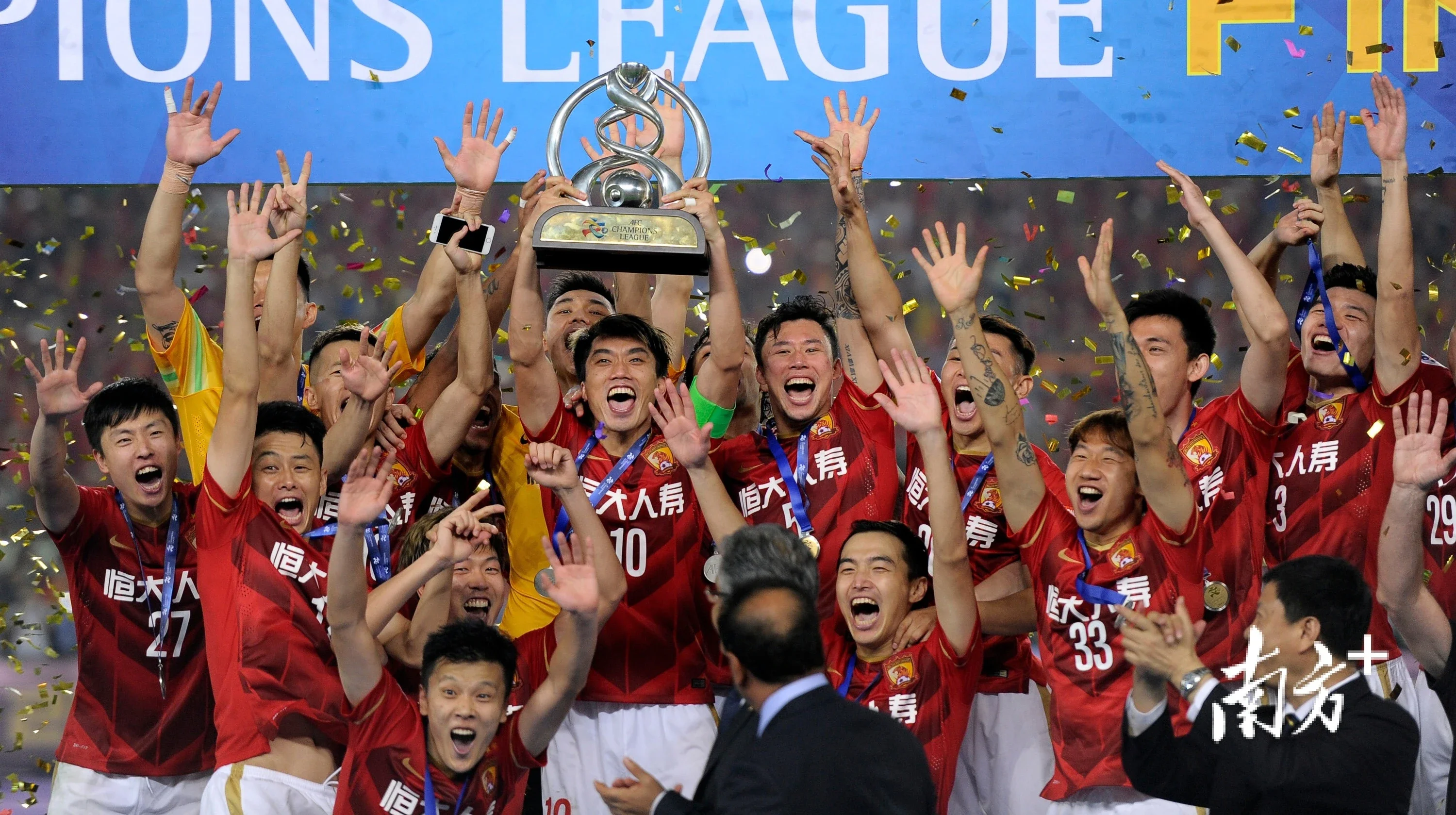 广州恒大客场3-0完胜，登顶中超积分榜的简单介绍