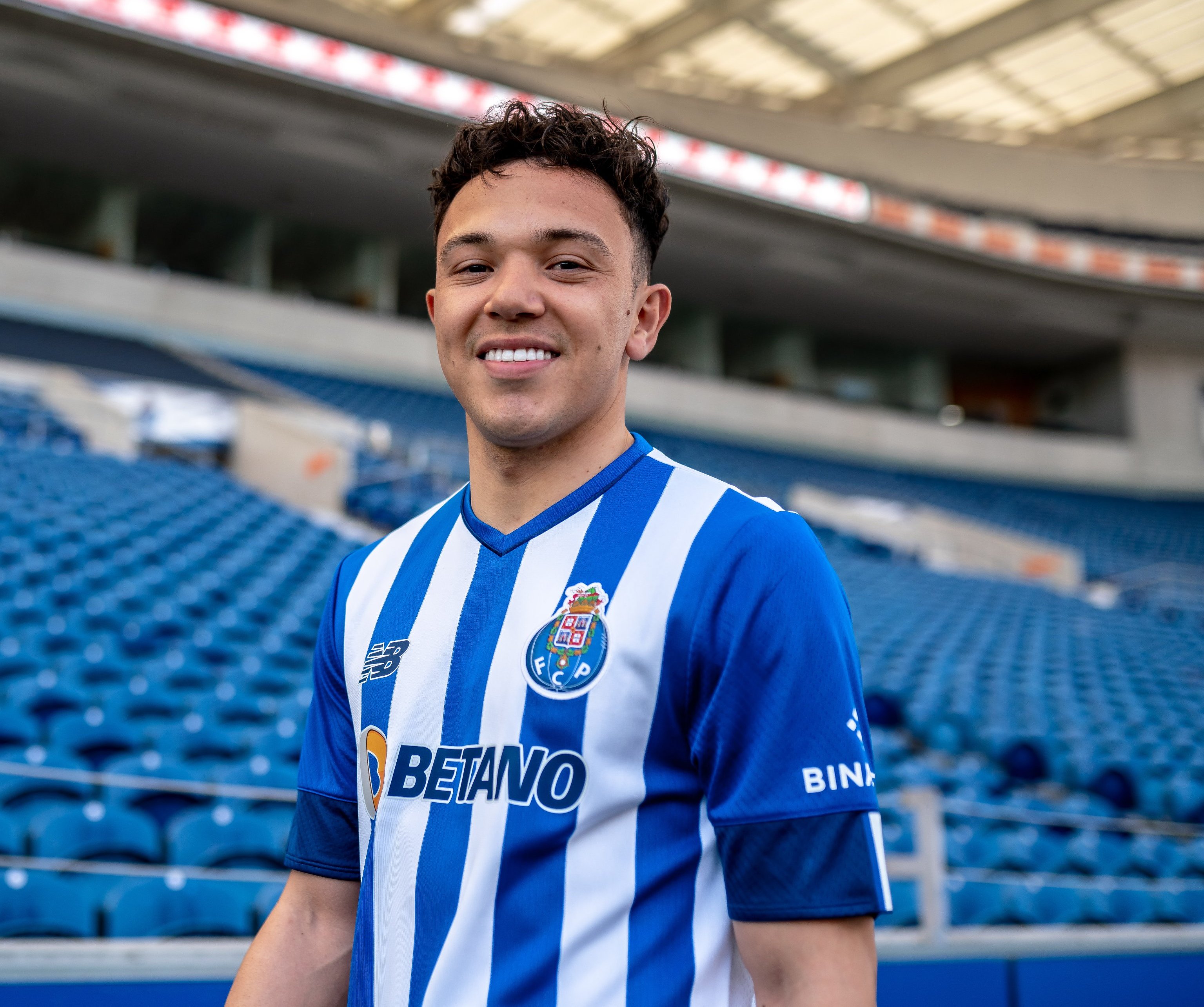 包含科特迪瓦前锋佩佩受邀参加英超联赛的词条