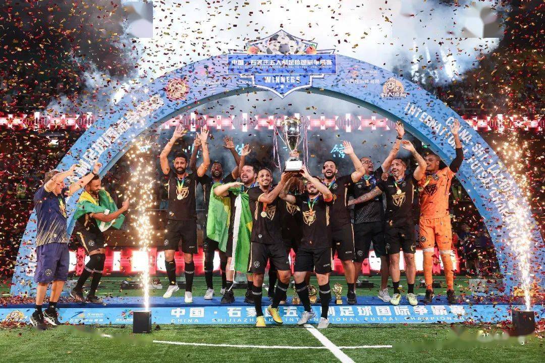 关于精彩绝伦：足球比赛场面震撼的信息