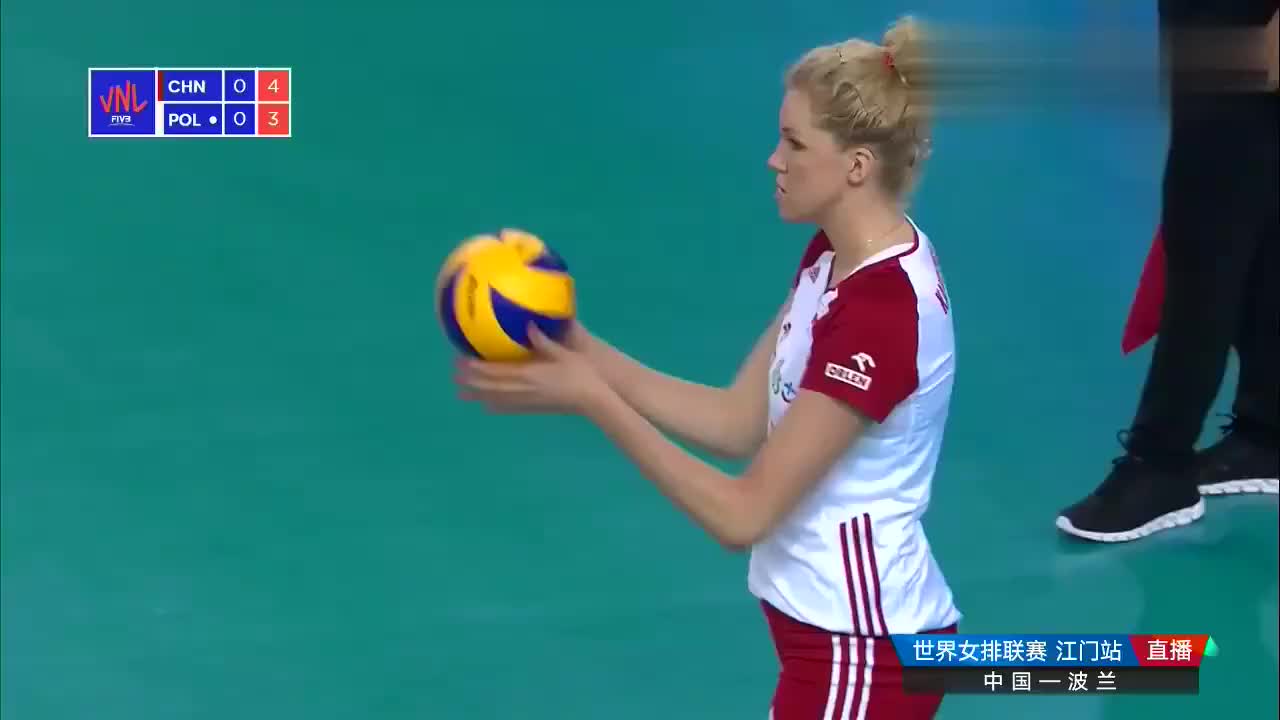 足球场上女选手实力碾压对手的简单介绍