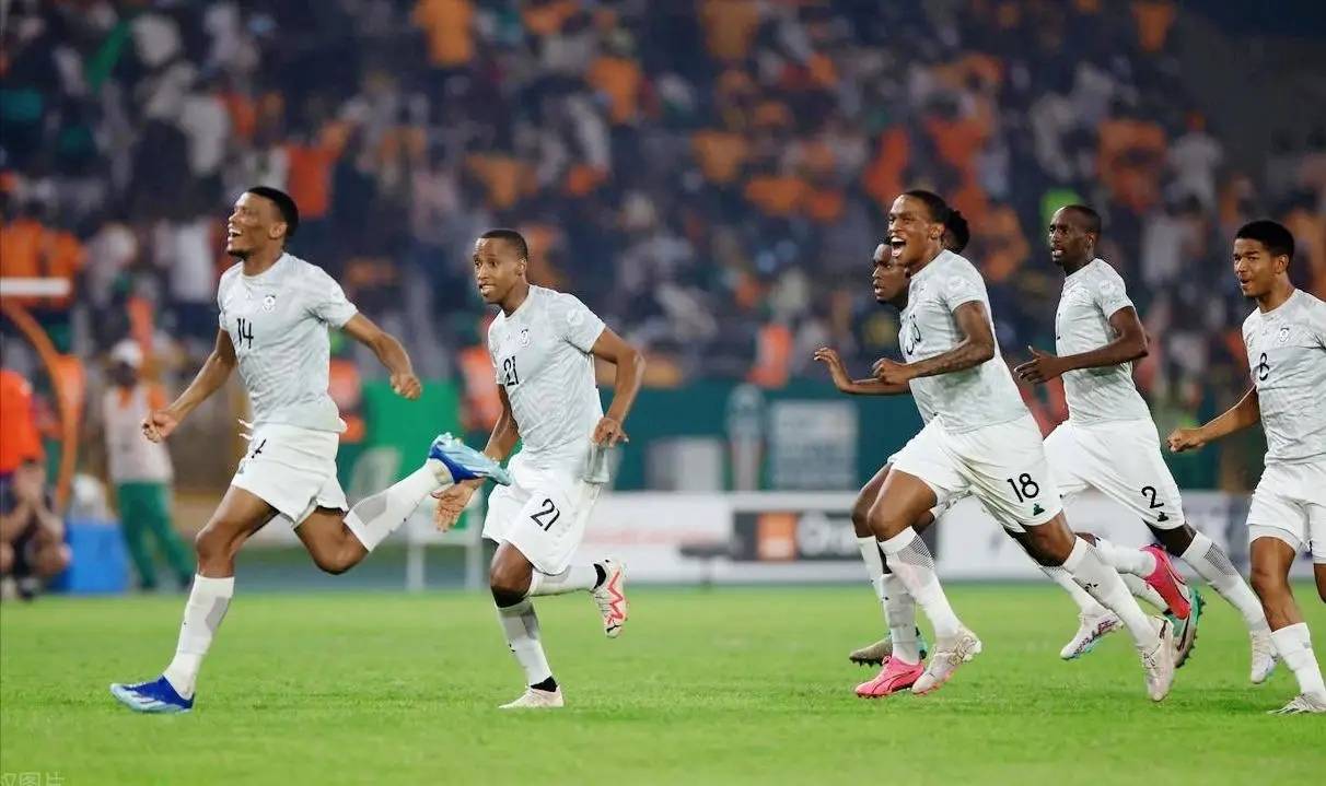 包含足球狂欢如潮水般席卷全球，势不可挡的词条