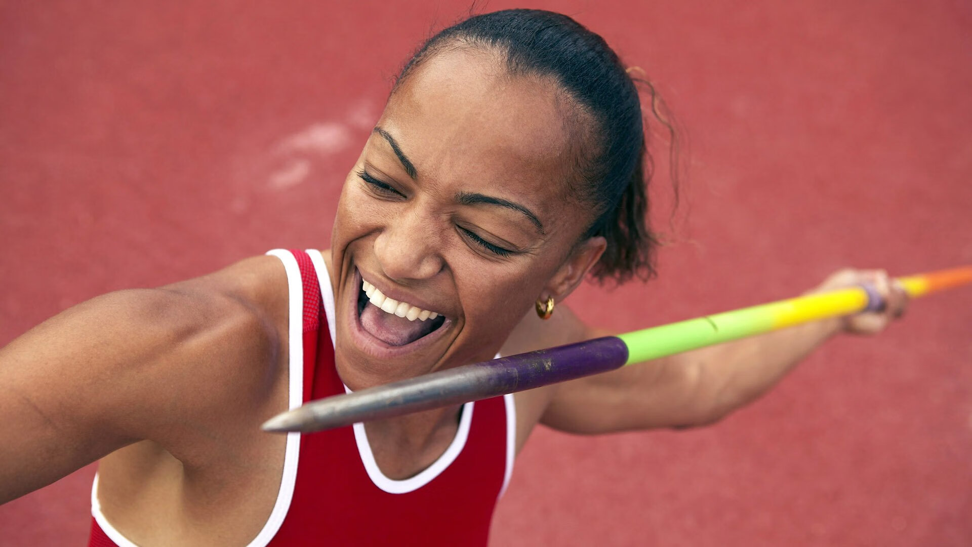 绿茵与赛道，当阿尔及利亚鏖战皇马，莫德里奇在F1赛道上演终极接管